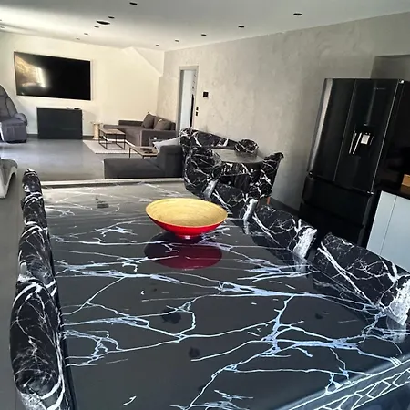 Grande Avec Piscine * Bompas